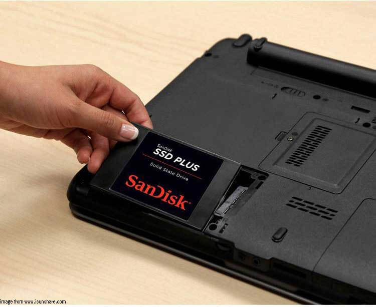 insira o SSD no laptop